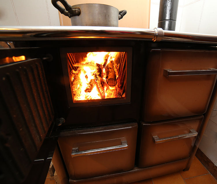 Sütéshez és a szoba fűtéséhez: Thermorossi típusú tűzhelyek